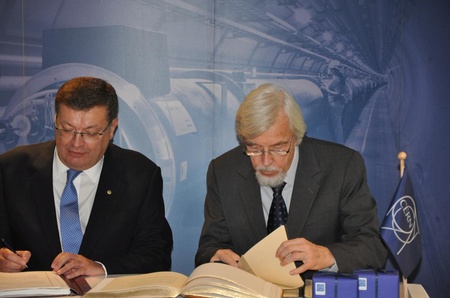 Вице-премьер-министр Украины Константин Грищенко и Генеральный директор ЦЕРН Рольф-Дитер Хойер_1