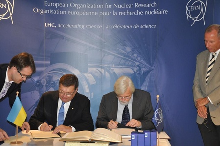 Вице-премьер-министр Украины Константин Грищенко и Генеральный директор ЦЕРН Рольф-Дитер Хойер_2